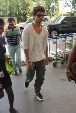 Shahid Kapoor snapped on way to Indore on 14th June 2012 (6).JPG